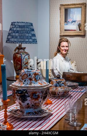 Londres, Royaume-Uni.5 novembre 2021.La graphiste anglaise Molly Mahon (photographiée avec la vignette de la salle à manger) de Christie's dévoilera sa collaboration avec Christie's pour l'édition d'automne du collectionneur à Londres.Composée de plus de 320 lots, cette vente en ligne a été ouverte pour les enchères le 2 novembre et se déroulera jusqu'au 16 novembre.Le collectionneur réunit les meilleurs meubles européens et anglais, la sculpture, la céramique, l'argent, les boîtes en or et les horloges du XVIIe au XIXe siècle.Crédit : Guy Bell/Alay Live News Banque D'Images