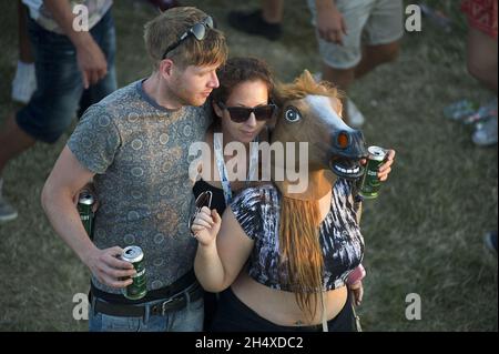 Festival Goers le deuxième jour du rassemblement mondial 2013 à l'aérodrome de long Marston à Stratford-upon-Avon. Banque D'Images