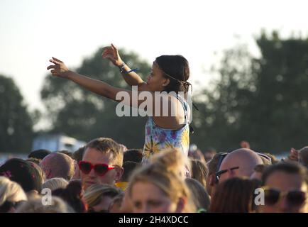 Festival Goers le deuxième jour du rassemblement mondial 2013 à l'aérodrome de long Marston à Stratford-upon-Avon. Banque D'Images