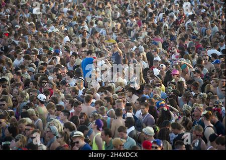 Festival Goers le deuxième jour du rassemblement mondial 2013 à l'aérodrome de long Marston à Stratford-upon-Avon. Banque D'Images