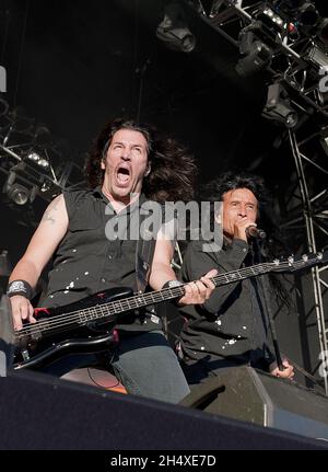 Frank Bello et Joey Belladonna d'Anthrax se sont produits sur scène le jour 3 au Bloodstock Open Air Festival 2013 à Catton Hall le 11 août 2013. Banque D'Images