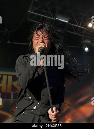 Joey Belladonna d'Anthrax se produit sur scène le jour 3 au Bloodstock Open Air Festival 2013 à Catton Hall le 11 août 2013. Banque D'Images