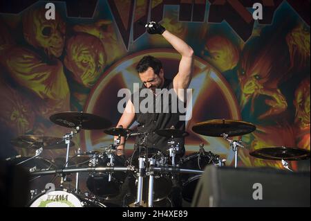 Charlie Benante d'Anthrax se produit sur scène le jour 3 au Bloodstock Open Air Festival 2013 à Catton Hall le 11 août 2013. Banque D'Images