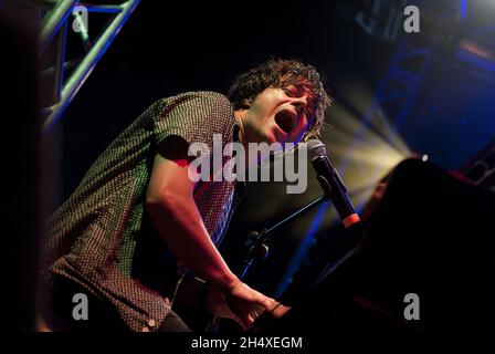 Jamie Cullum se produit sur scène le premier jour du V Festival le 17 août 2013 à Weston Park, en Angleterre. Banque D'Images