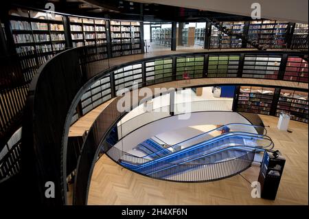 EMBARQUEMENT JUSQU'au 0001 MARDI 3 SEPTEMBRE intérieur de la nouvelle Bibliothèque de Birmingham, conçue par les architectes Mecanoo, ouvert au public le 3 septembre 2013 - Birmingham Banque D'Images