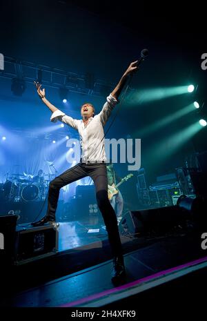 Brett Anderson de Suede se produit en direct sur scène à l'académie 02 de Birmingham. Banque D'Images