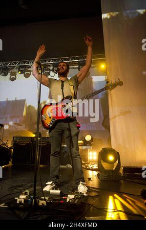 Will Farquarson de Bastille se présente en direct sur scène à l'Académie 02 de Birmingham. Banque D'Images