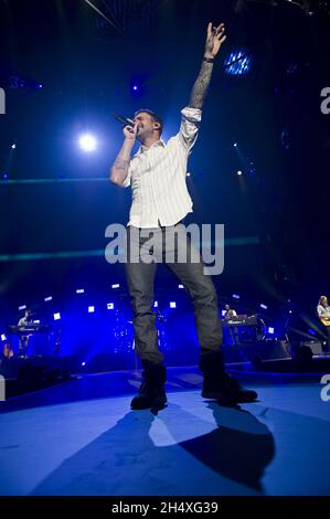 Adam Levine, de Maroon 5, se présentant en direct la première nuit de la tournée britannique au LG Arena - Birmingham Banque D'Images