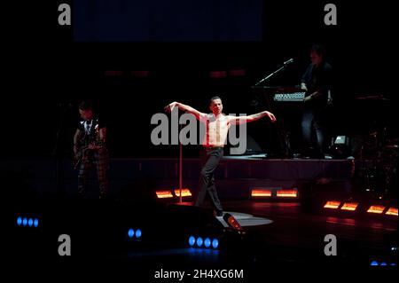 Dave Gahan de Depeche mode en direct sur scène à la LG Arena - Birmingham Banque D'Images