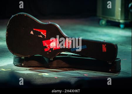 Vue générale d'un cas de guitare sur scène lors du festival de musique BBC radio 6 à l'entrepôt Victoria de Manchester Banque D'Images