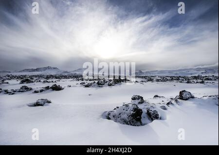 Vue sur le champ de lave couvert de neige de Berserkjahraun sur la côte nord de la péninsule de Snaefellsne - Islande Banque D'Images