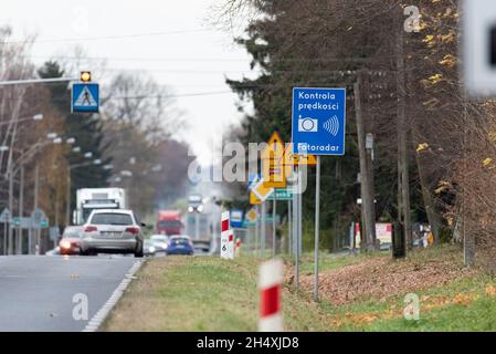 Szadki, Pologne - 5 novembre 2021 : caméra de vitesse au passage pour piétons devant l'intersection.Panneaux d'information sur la mesure de la vitesse dans Banque D'Images