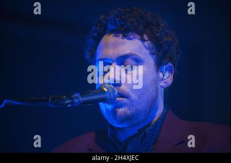 Joseph Mount of Metronomy vit sur scène le 21 mars 2014 à l'Institut - Birmingham Banque D'Images