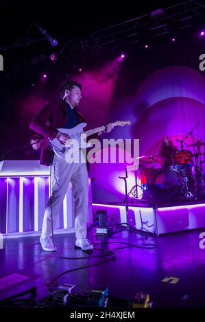 Joseph Mount of Metronomy vit sur scène le 21 mars 2014 à l'Institut - Birmingham Banque D'Images