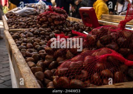 Gros plan de nombreux châtaignes, exposés sur un marché de rue vendant des produits locaux.Porreres, île de Majorque, Espagne Banque D'Images