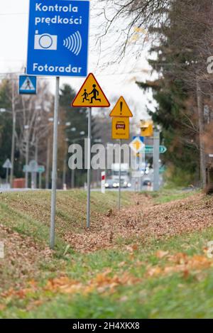 Szadki, Pologne - 5 novembre 2021 : caméra de vitesse au passage pour piétons devant l'intersection.Panneaux d'information sur la mesure de la vitesse dans Banque D'Images