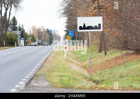 Szadki, Pologne - 5 novembre 2021 : caméra de vitesse au passage pour piétons devant l'intersection.Panneaux d'information sur la mesure de la vitesse dans Banque D'Images