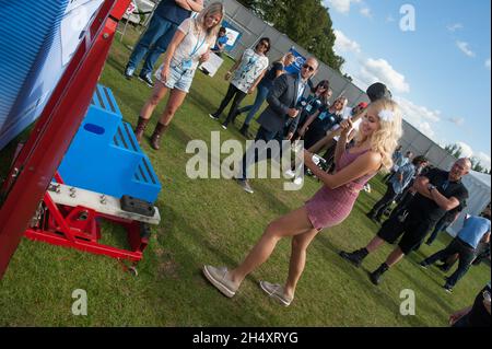 Pixie Lott posant des coulisses le deuxième jour au Fusion Festival le 31 août 2014 à Cofton Park, Birmingham Banque D'Images