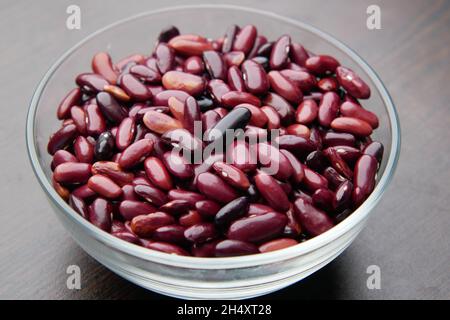 Grains de haricots rouges dans un bol sur la table . Banque D'Images