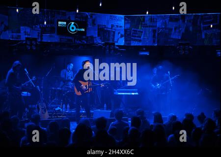 Père John Misty en direct sur scène le deuxième jour au 6 Music Festival le 21 février 2015 à Sage Gateshead, Newcastle upon Tyne, Royaume-Uni Banque D'Images