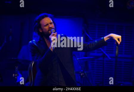 Père John Misty en direct sur scène le deuxième jour au 6 Music Festival le 21 février 2015 à Sage Gateshead, Newcastle upon Tyne, Royaume-Uni Banque D'Images