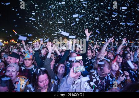 Confettis sur la foule pendant la représentation en direct de Flaming Lips sur scène le deuxième jour du festival de Liverpool Sound City le 23 2015 mai à Liverpool, Royaume-Uni Banque D'Images