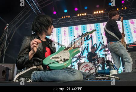 Ryan Jarman et Gary Jarman des Cribs se présentant en direct le 3 jour du festival Liverpool Sound City aux quais de Bramley-Moore le 24 mai 2015 à Liverpool, au Royaume-Uni Banque D'Images