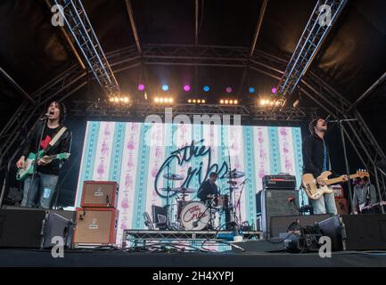 Ryan Jarman et Gary Jarman des Cribs se présentant en direct le 3 jour du festival Liverpool Sound City aux quais de Bramley-Moore le 24 mai 2015 à Liverpool, au Royaume-Uni Banque D'Images