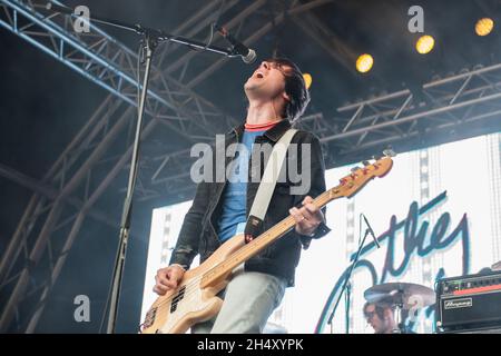 Ryan Jarman, des Cribs, se présentant en direct le 3 jour du festival Liverpool Sound City aux Docks de Bramley-Moore, le 24 mai 2015 à Liverpool, au Royaume-Uni Banque D'Images