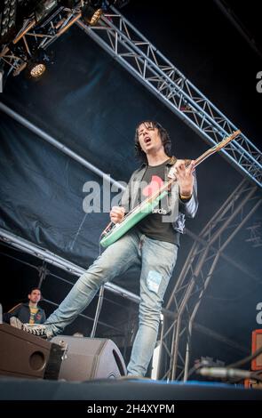 Ryan Jarman, des Cribs, se présentant en direct le 3 jour du festival Liverpool Sound City aux Docks de Bramley-Moore, le 24 mai 2015 à Liverpool, au Royaume-Uni Banque D'Images