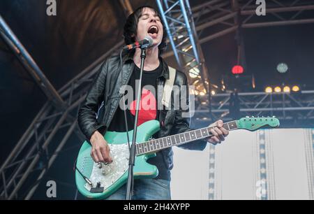 Ryan Jarman, des Cribs, se présentant en direct le 3 jour du festival Liverpool Sound City aux Docks de Bramley-Moore, le 24 mai 2015 à Liverpool, au Royaume-Uni Banque D'Images