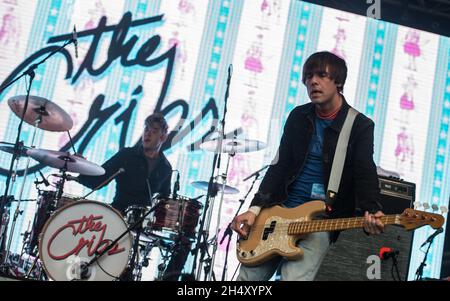 Gary et Ross Jarman des Cribs se présentant en direct le jour 3 du festival Liverpool Sound City aux Docks de Bramley-Moore le 24 mai 2015 à Liverpool, au Royaume-Uni Banque D'Images