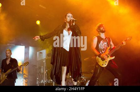 Sharon den Adel et Stefan Helleblad of Win Temptation se présentant sur scène lors du festival Bloodstock le 08 août 2015 à Catton Hall, Derbyshire, Royaume-Uni Banque D'Images