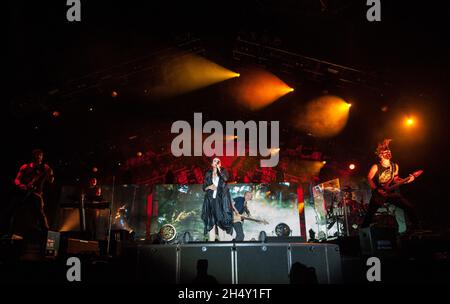 Sharon den Adel, Stefan Helleblad et Ruud Jolie de Inin Temptation se présentant en direct sur scène pendant le festival Bloodstock le 08 août 2015 à Catton Hall, Derbyshire, Royaume-Uni Banque D'Images