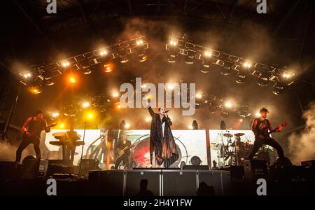 Sharon den Adel, Stefan Helleblad et Ruud Jolie de Inin Temptation se présentant en direct sur scène pendant le festival Bloodstock le 08 août 2015 à Catton Hall, Derbyshire, Royaume-Uni Banque D'Images