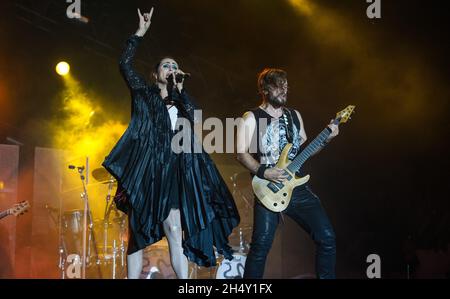 Sharon den Adel et Stefan Helleblad of Win Temptation se présentant sur scène lors du festival Bloodstock le 08 août 2015 à Catton Hall, Derbyshire, Royaume-Uni Banque D'Images