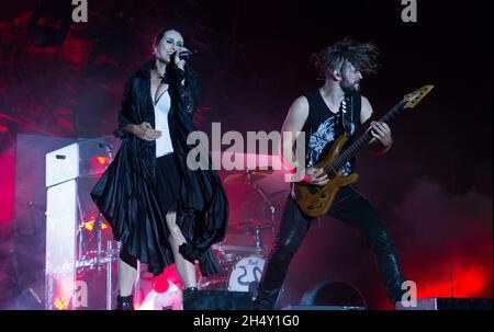 Sharon den Adel et Stefan Helleblad of Win Temptation se présentant sur scène lors du festival Bloodstock le 08 août 2015 à Catton Hall, Derbyshire, Royaume-Uni Banque D'Images