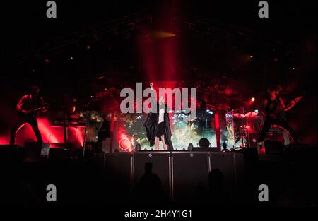 Sharon den Adel, Stefan Helleblad et Ruud Jolie de Inin Temptation se présentant en direct sur scène pendant le festival Bloodstock le 08 août 2015 à Catton Hall, Derbyshire, Royaume-Uni Banque D'Images