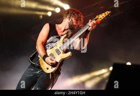 Stefan Helleblad de Win Temptation se présentant en direct sur scène pendant le festival Bloodstock le 08 août 2015 à Catton Hall, Derbyshire, Royaume-Uni Banque D'Images