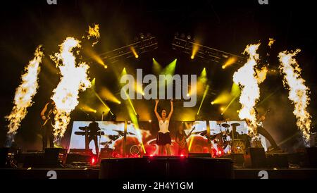 Sharon den Adel, Stefan Helleblad et Ruud Jolie de Inin Temptation se présentant en direct sur scène pendant le festival Bloodstock le 08 août 2015 à Catton Hall, Derbyshire, Royaume-Uni Banque D'Images