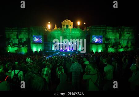 Vue sur la scène Lion's Den et la foule pendant la représentation des Skints à la foire de Boomtown le 16 août 2015 à Matterley Estate, Hampshire, Royaume-Uni Banque D'Images