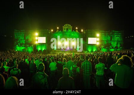 Vue sur la scène Lion's Den et la foule pendant la représentation des Skints à la foire de Boomtown le 16 août 2015 à Matterley Estate, Hampshire, Royaume-Uni Banque D'Images