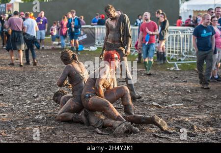 Les amateurs de festival se battent dans la boue le deuxième jour du V Festival le 23 2015 août à Weston Park, Staffordshire, Royaume-Uni Banque D'Images