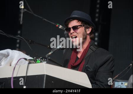 Gaz Coombes en direct sur scène le 3 jour du Festival n° 6 le 06 septembre 2015 à Portmeirion, pays de Galles, Royaume-Uni Banque D'Images