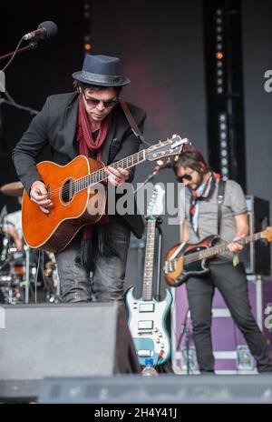 Gaz Coombes en direct sur scène le 3 jour du Festival n° 6 le 06 septembre 2015 à Portmeirion, pays de Galles, Royaume-Uni Banque D'Images