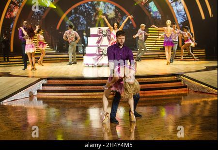 La troupe entière de Strictly Come Dancing Live Tour se présentant sur scène pendant la séance photo à la Barclaycard Arena avant la soirée d'ouverture le jeudi 21 janvier 2016 à Birmingham, Royaume-Uni Banque D'Images