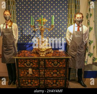 Londres Royaume-Uni 05 novembre 2021 la graphiste anglaise Molly Mahon de Christie’s dévoilera sa collaboration avec Christie’s pour l’édition automnale très attendue du collectionneur de Londres. ‘Perfect Pairings’ ‘Perfect Pairings’, présente un nouveau contexte dans lequel célébrer une magnifique pièce maîtresse de candélabrum de six lumières en argent régence doré,Par Paul Storr, Londres, 1811 (estimation: £100,000-150,000), rempli de poires,Et assis en haut d'un Louis XIV ormolu-monté amaranth, en bois fruité, l'ébène et la marqueterie florale ébonisée commode attribué à Aubertin Gaudron, début du XVIIIe siècle ( Banque D'Images