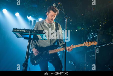 Jeremy Pritchard de tout ce qui se déroule en direct sur scène le jour 3 du 6 Music Festival à Motion le 14 2016 février à Bristol, Royaume-Uni Banque D'Images