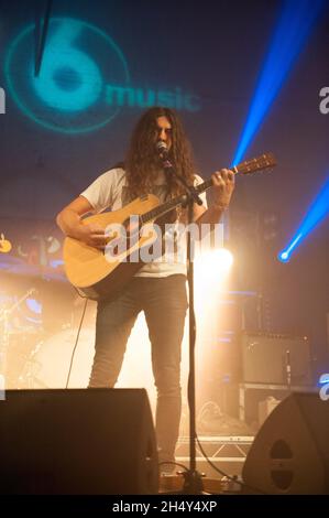 Kurt Vile se présentant en direct sur scène le jour 3 du 6 Music Festival à Motion le 14 2016 février à Bristol, Royaume-Uni Banque D'Images