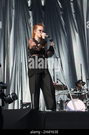 Jess Glynne, qui se déroulera en direct sur scène le premier jour du BBC Big Weekend, le 28 mai 2016, au château de Powderham, à Exeter Banque D'Images